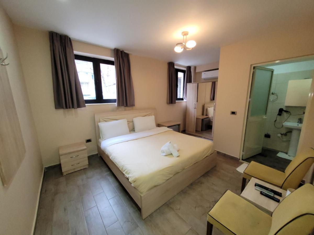 21-Rooms Tirana Esterno foto