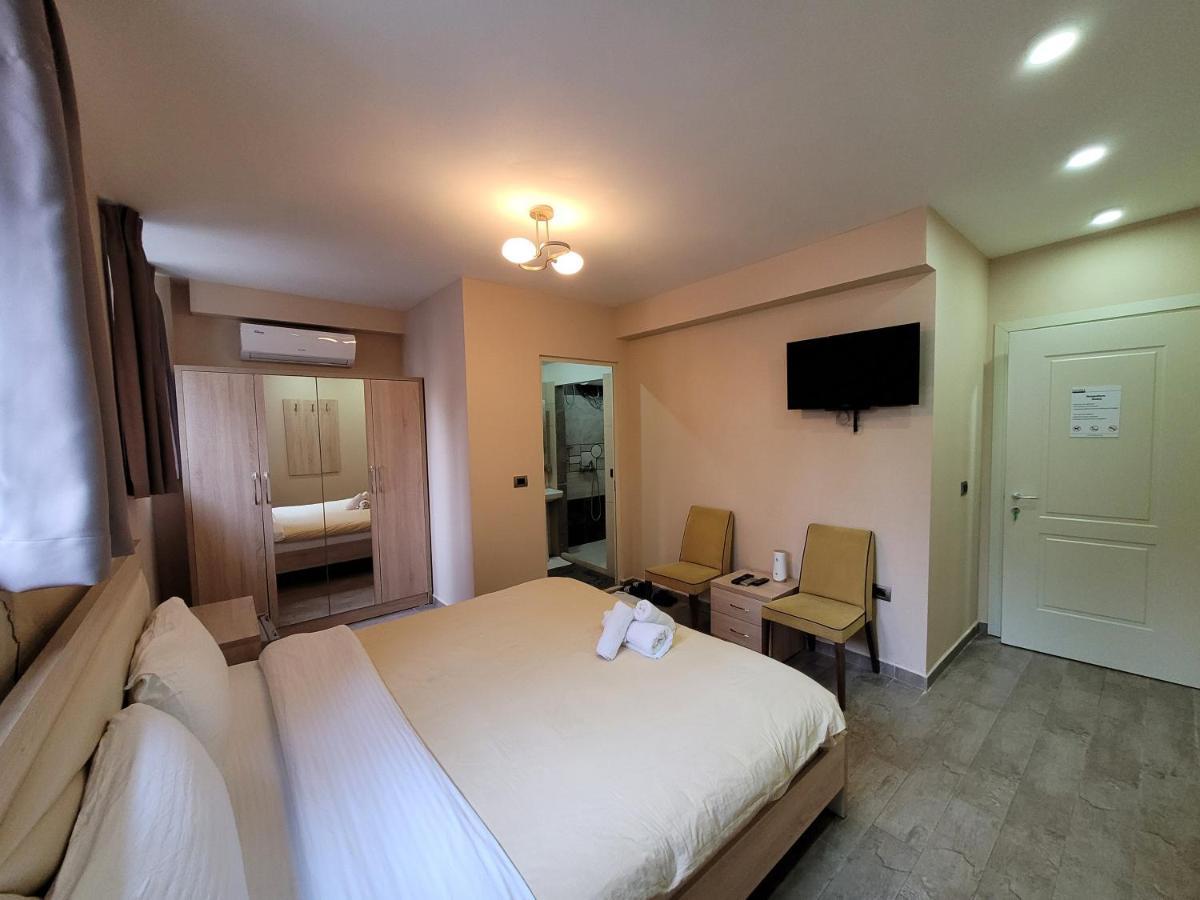 21-Rooms Tirana Esterno foto